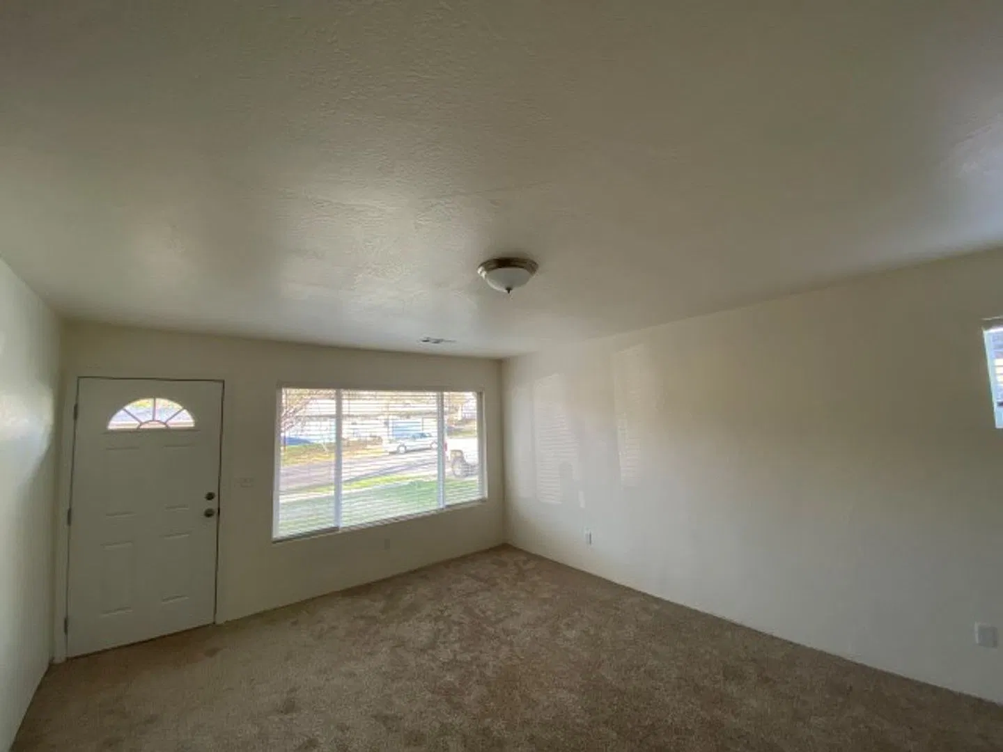 3 bedroom, 2 bath home in Medford! — Photo 3