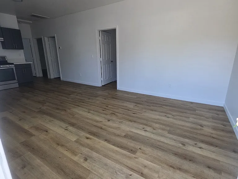 1209 W King St — Photo 13
