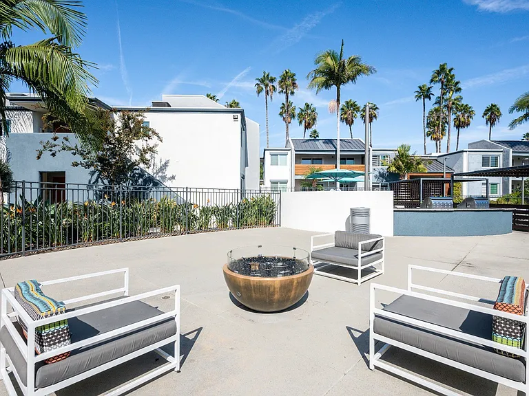 Beverly Plaza Apartments — Photo 35