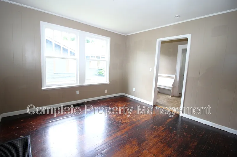 4 bed, 1.0 bath, 966 sqft, $1,250 — Photo 4