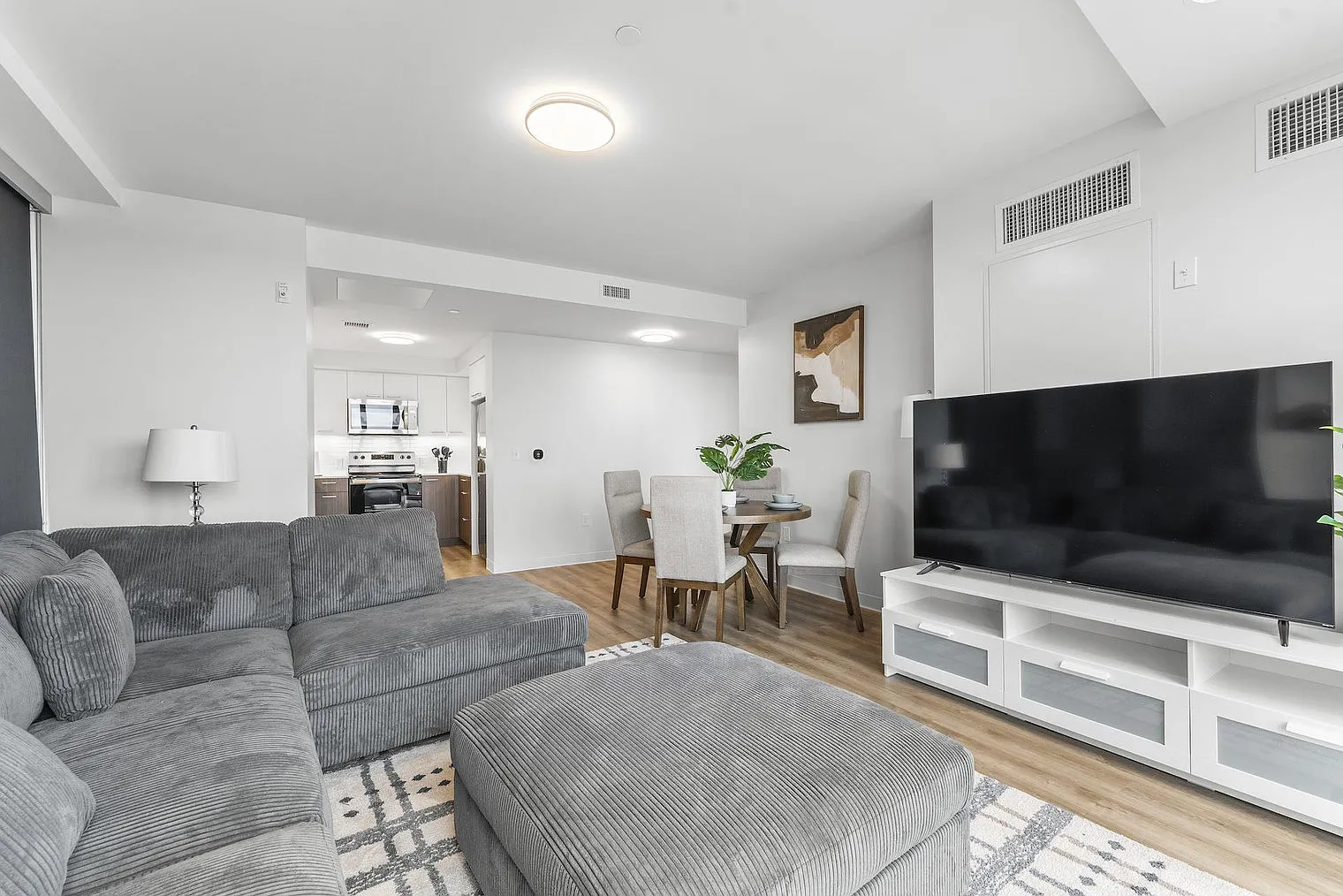 2 bed, 2.0 bath, 1054 sqft, $4,483 — Photo 4