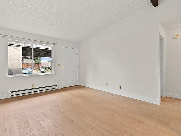 417 22nd St SE #D — Photo 5