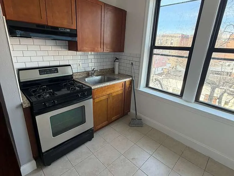 702 Chancellor Ave — Photo 1