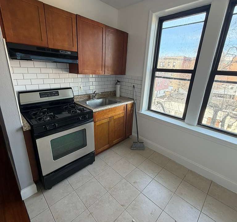 1st image of 702 Chancellor Ave
