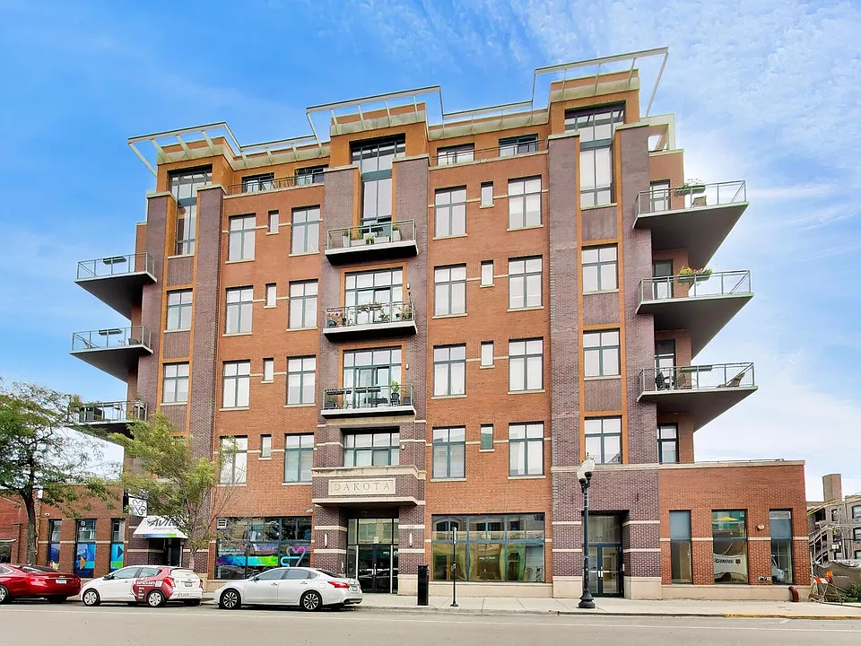 3631 N Halsted St #211