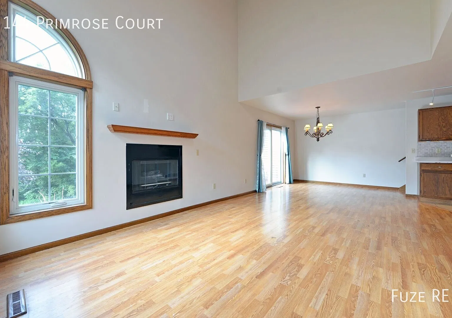 Upper level 3 bed, 1.5 bath apartment/townhome upper level ,separate entrance — Photo 4