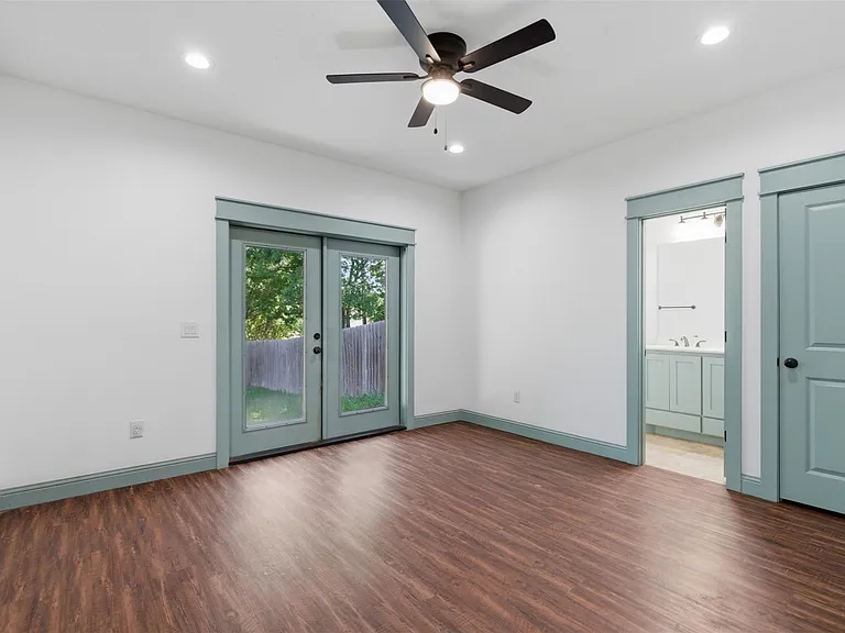 1731 W Elm St — Photo 23
