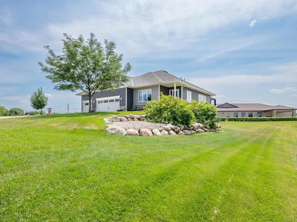 1290 Parkview Ct, Shakopee, MN 55379