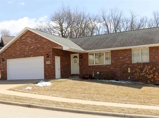 3520 Eclipse Cir, Dubuque, IA 52003