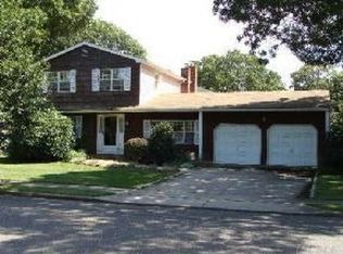 65 Rosemary Pl, East Islip, NY 11730