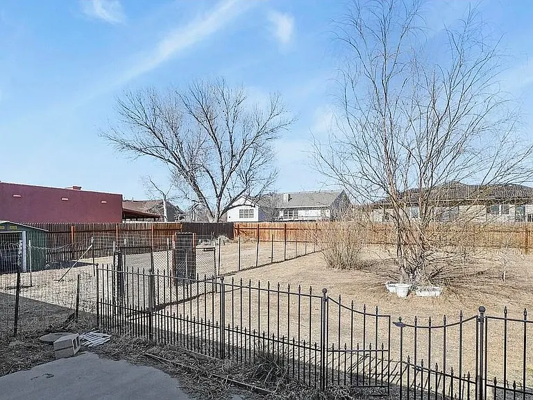 573 W Archer Plz — Photo 27