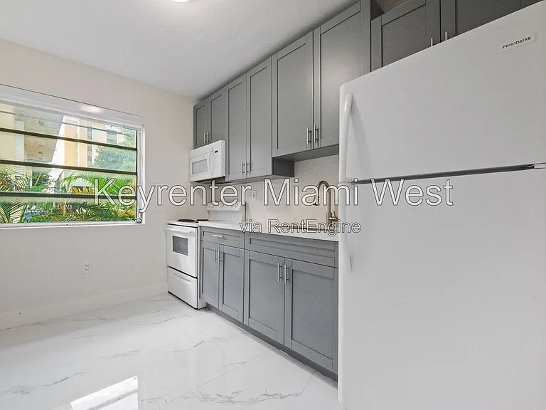 219 NW 10th Ave #2 — Photo 9