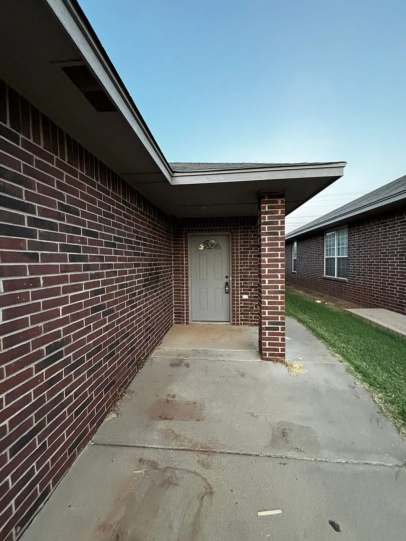 3BR 2BA duplex with 2 car garage in Yukon!! — Photo 1