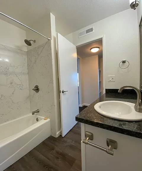 Lake View Terrace — Photo 12
