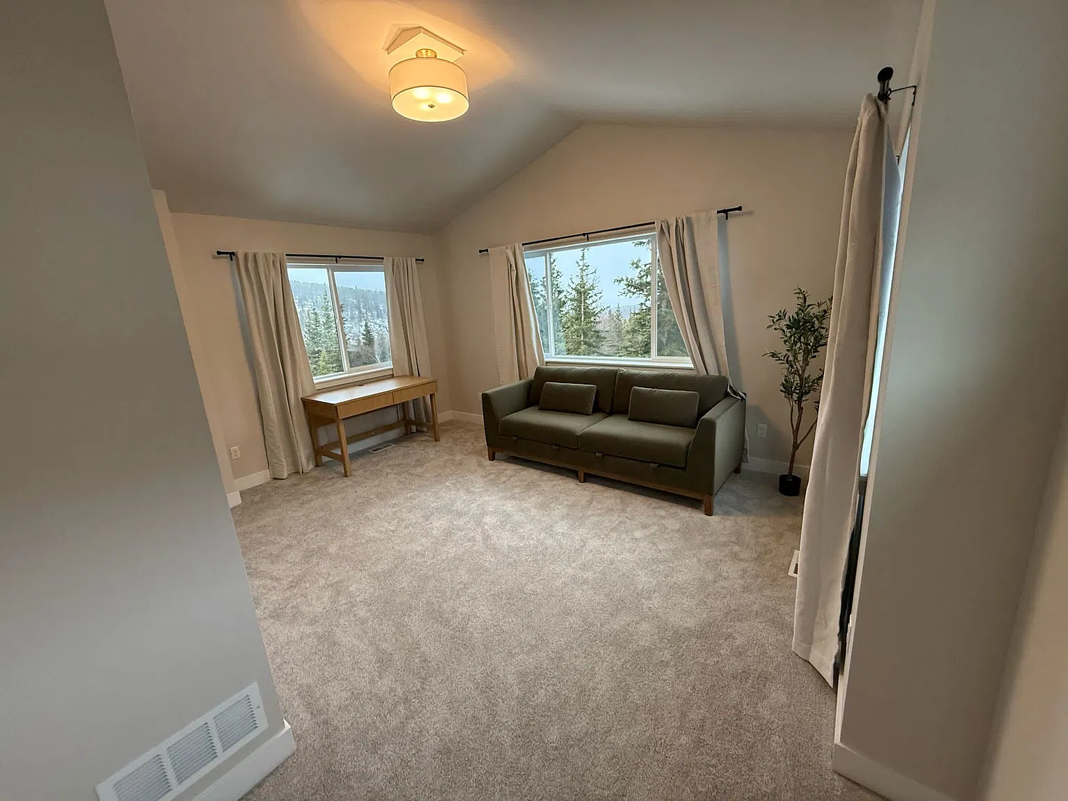 5 bed, 3.5 bath, 4416 sqft, $7,000 — Photo 2