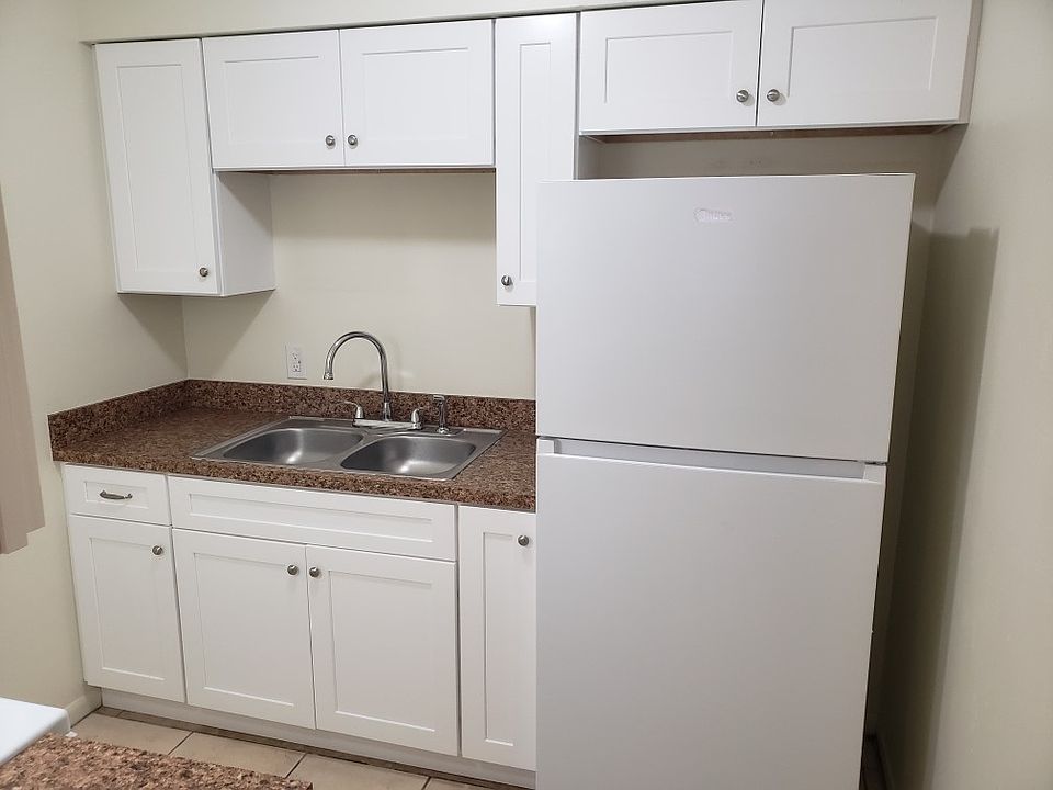 Crisp White Cute Kitchen