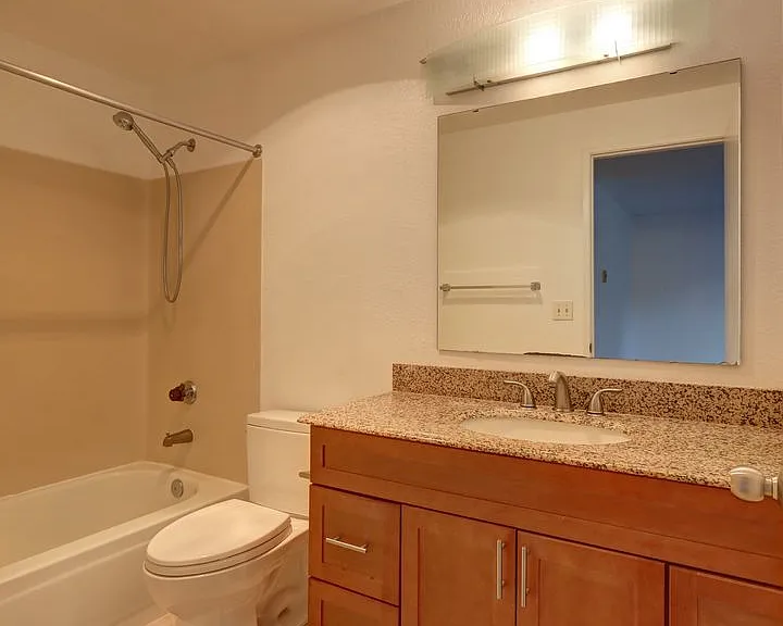4231 NE 5th St #D203 — Photo 11