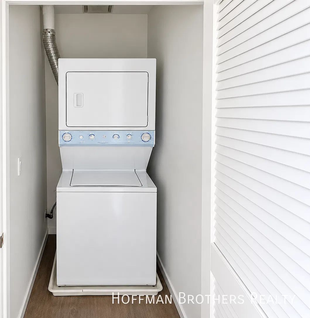 *2 Weeks Free*Westside Updated 1 Bedroom Townhouse with Equipped Modern Kitchen, Washer/Dryer & W... — Photo 4
