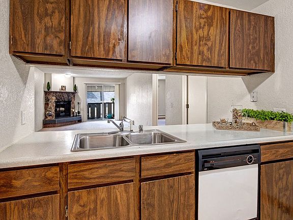 The Greenbriar Apartments - Kitchen