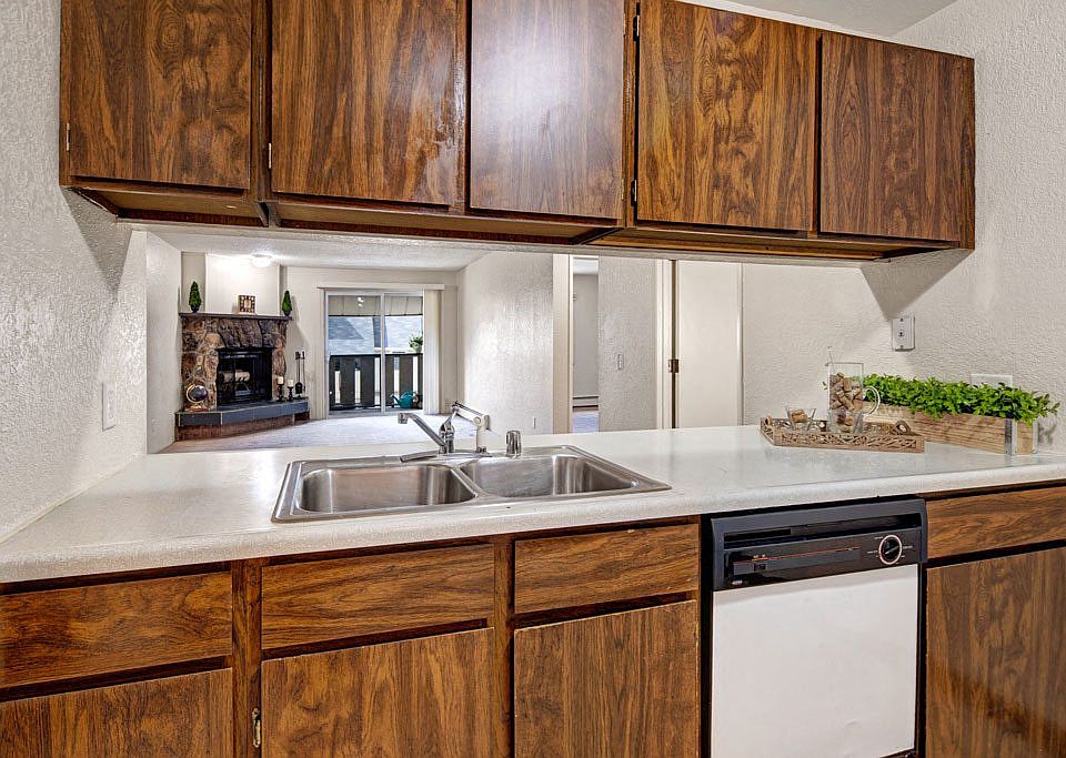 The Greenbriar Apartments - Kitchen