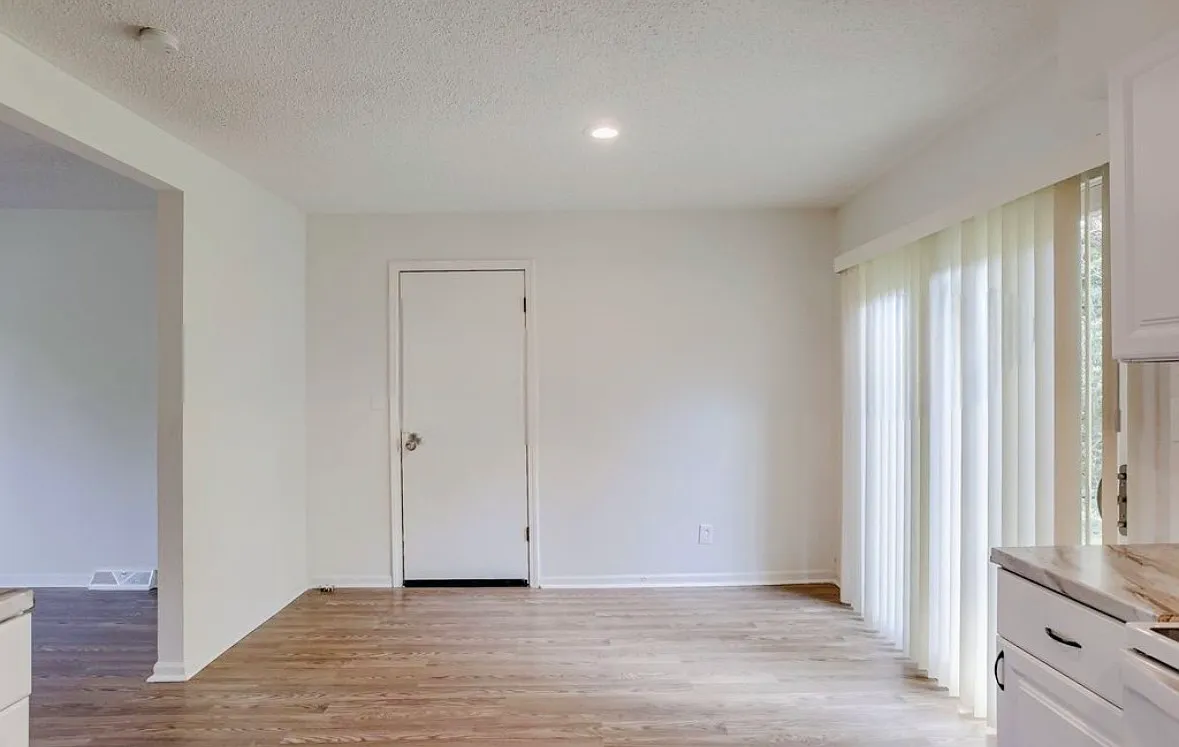3 bed, 912 sqft, $1,200 — Photo 3