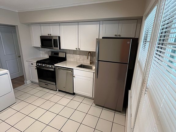 3rd image of 625 Broadmoor Dr #F