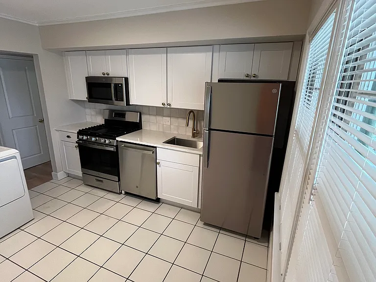 625 Broadmoor Dr #F — Photo 3