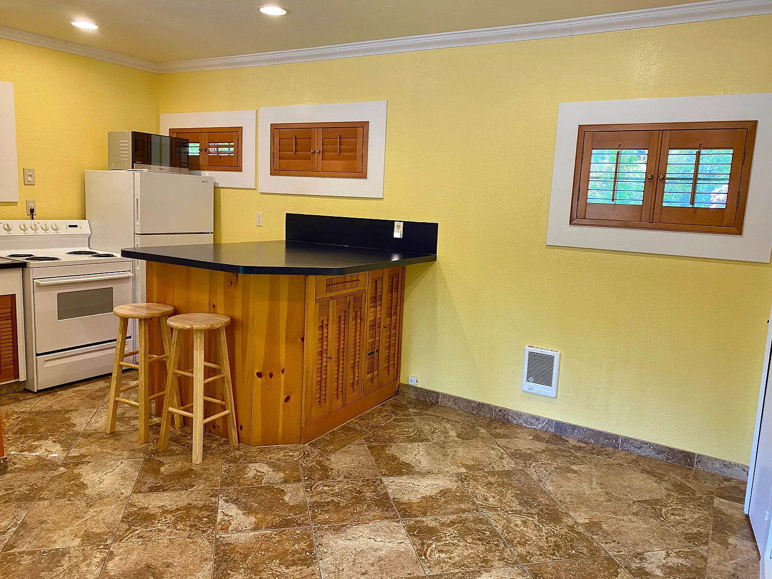 Studio, 300 sqft, $900 — Photo 3