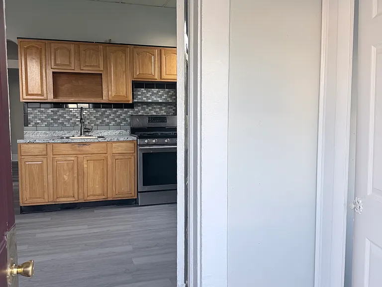 425-427 3rd Ave #B — Photo 6