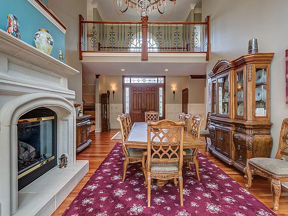 Dining room with gas FP