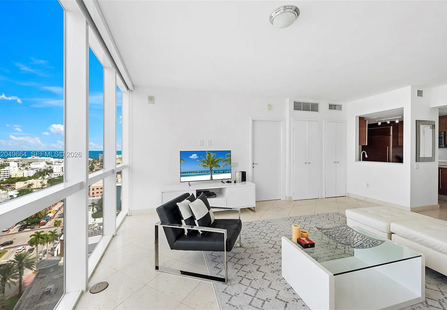 Icon Condo — Photo 4