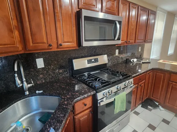 352 Woodlawn Avenue image 6 of 13