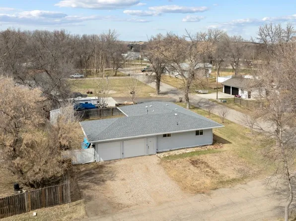 6 Willow St, Burlington, ND 58722