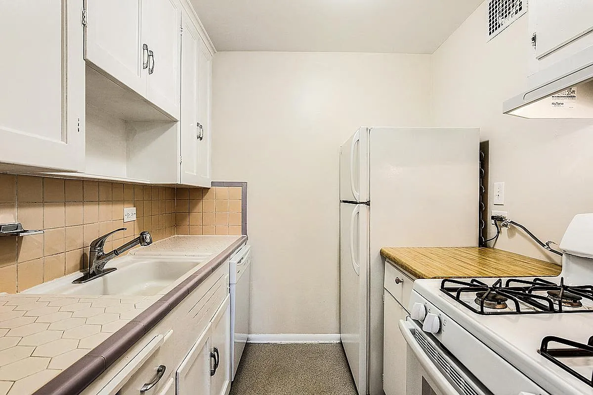 1200 St. Paul St. Apartments — Photo 3