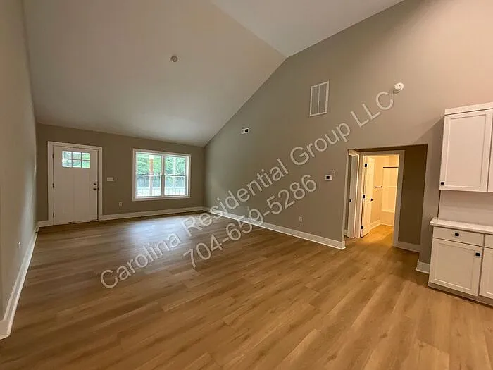 3 bed, 2.0 bath, 1596 sqft, $2,050 — Photo 3