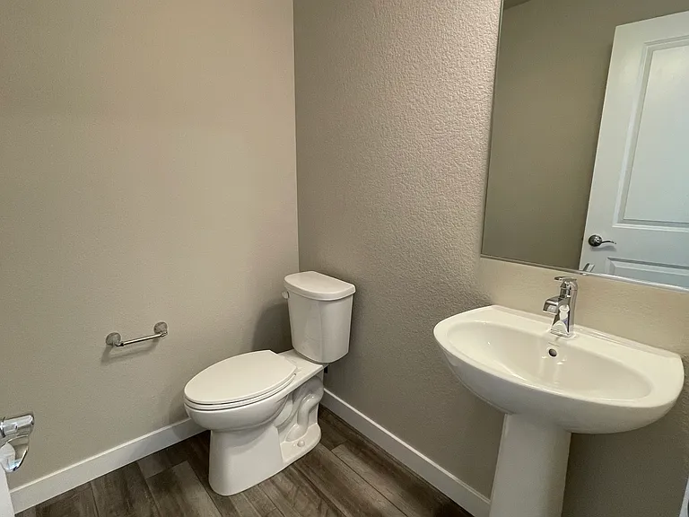 922 Colorado River Ave — Photo 16