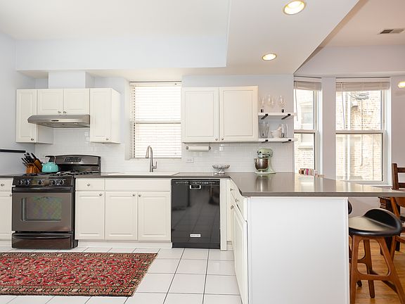3rd image of 3045 W Sunnyside Ave #1