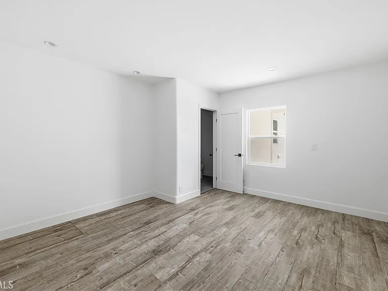 2311 Valencia St — Photo 14