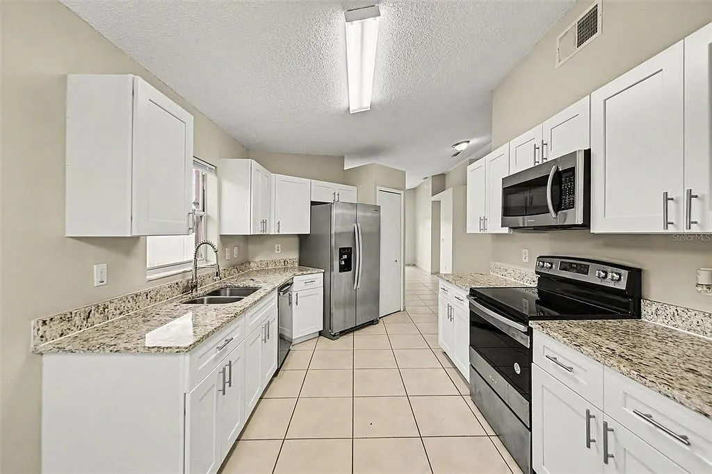 3 bed, 1149 sqft, $2,050 — Photo 2