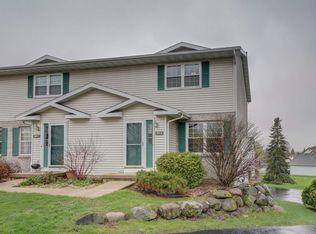 909A N Clover Ln, Cottage Grove, WI 53527