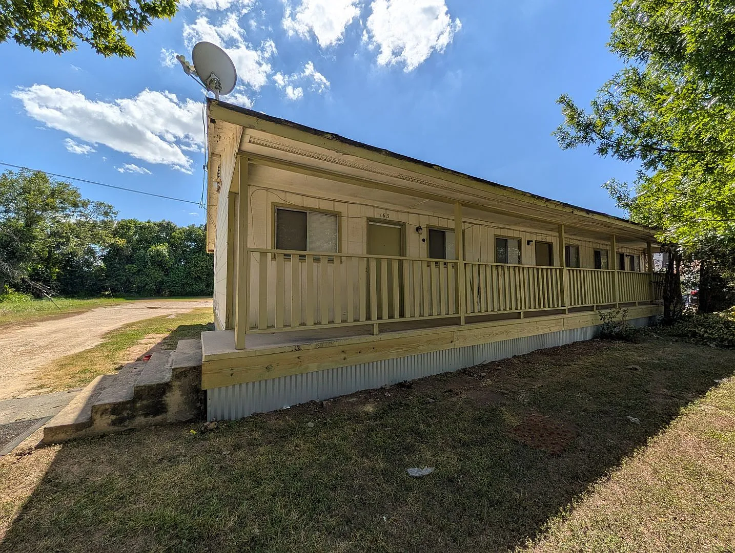 1/1 Triplex - End Unit /No Carpet / Vinyl Plank Flooring / Lots of Parking / CISD — Photo 1