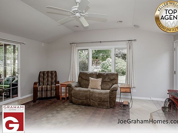 5th image of 22W404 Ironwood Dr