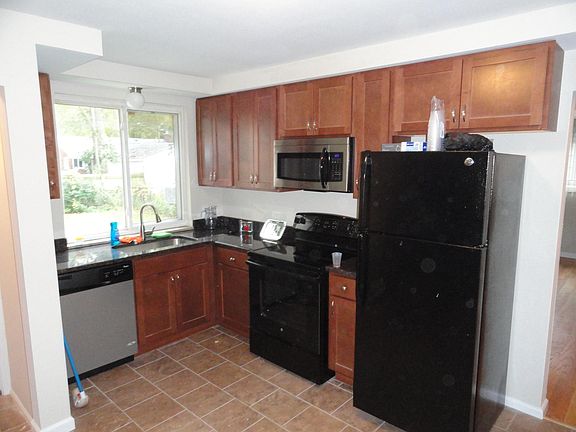 3rd image of 21848 Sussex St