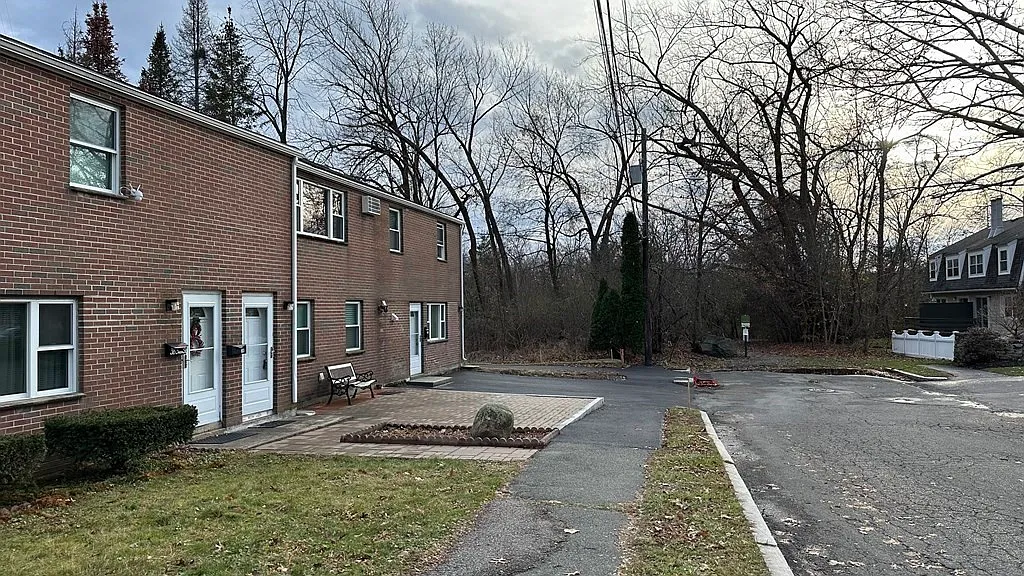 2 bed, 1.5 bath, 1300 sqft, $2,750 — Photo 2