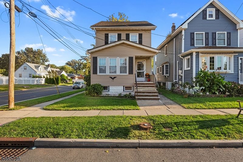 1st image of 646 E 2ND AVE