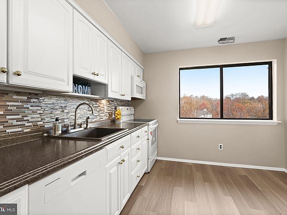 3rd image of 2 Bristol Hill Ct APT C3