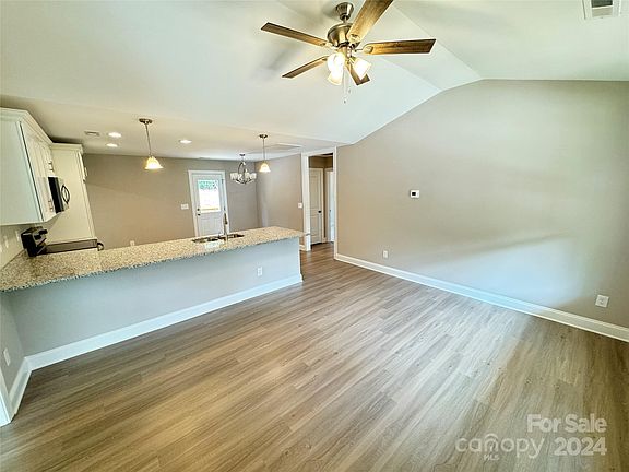 4th image of 2366 Ellen St