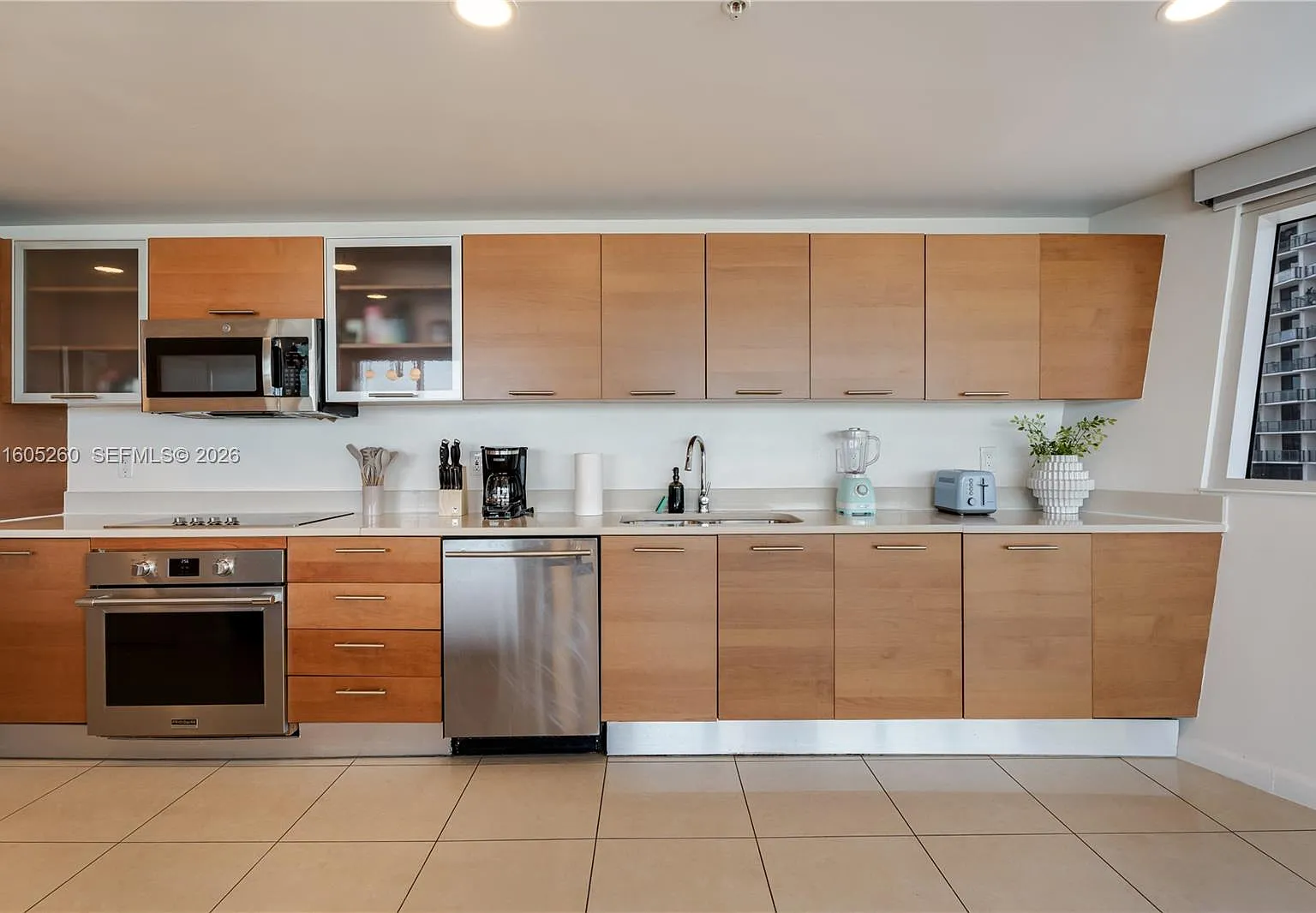 Midblock Miami Condo — Photo 3