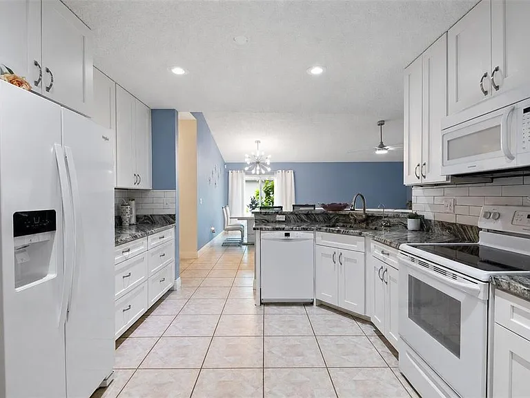 713 Manchester Woods Dr — Photo 18