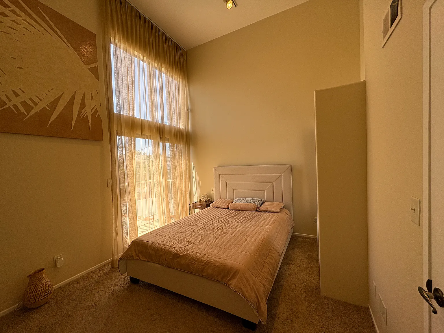 3 bed, 1253 sqft, $6,200 — Photo 1